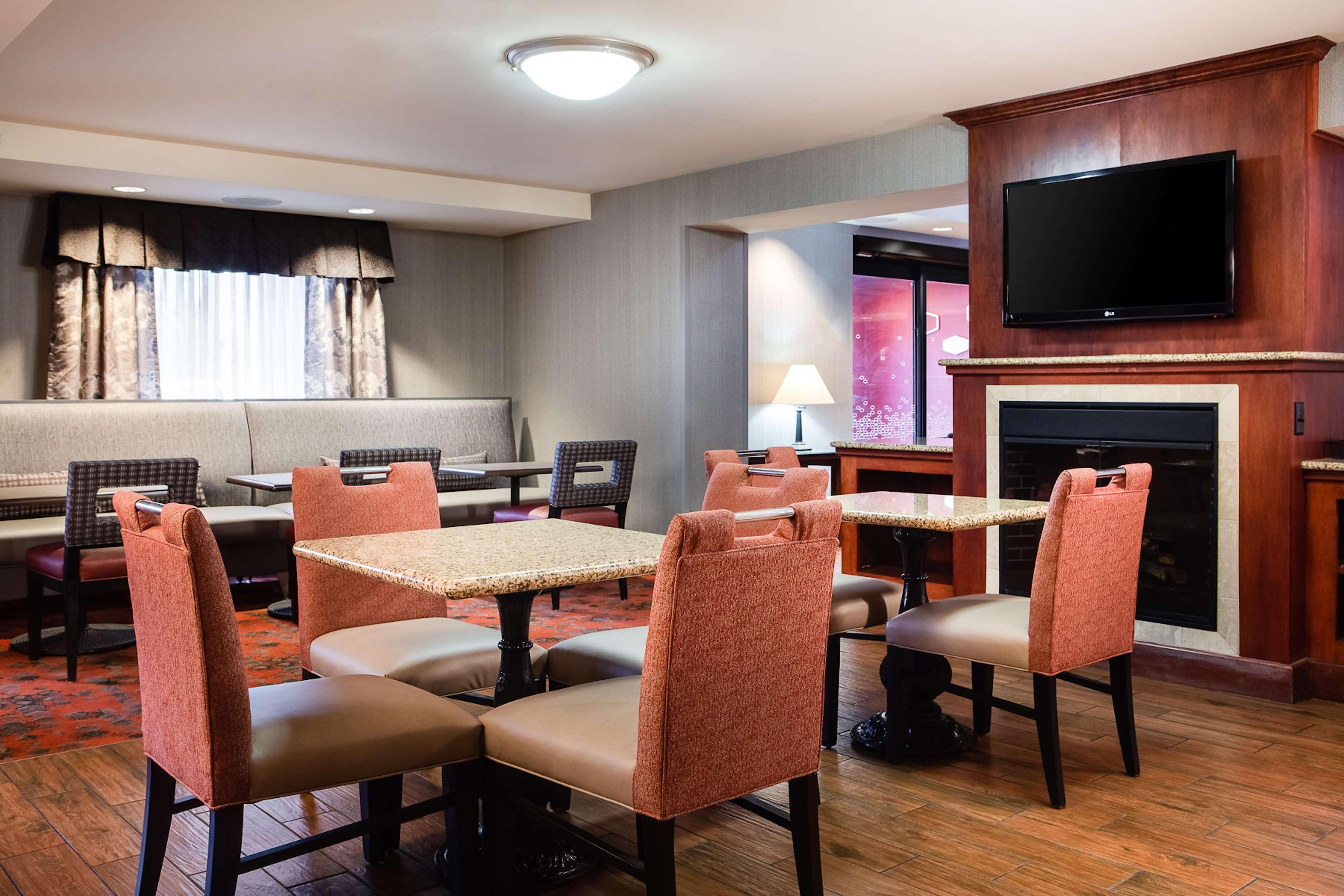 Hampton Inn דובוק מראה חיצוני תמונה