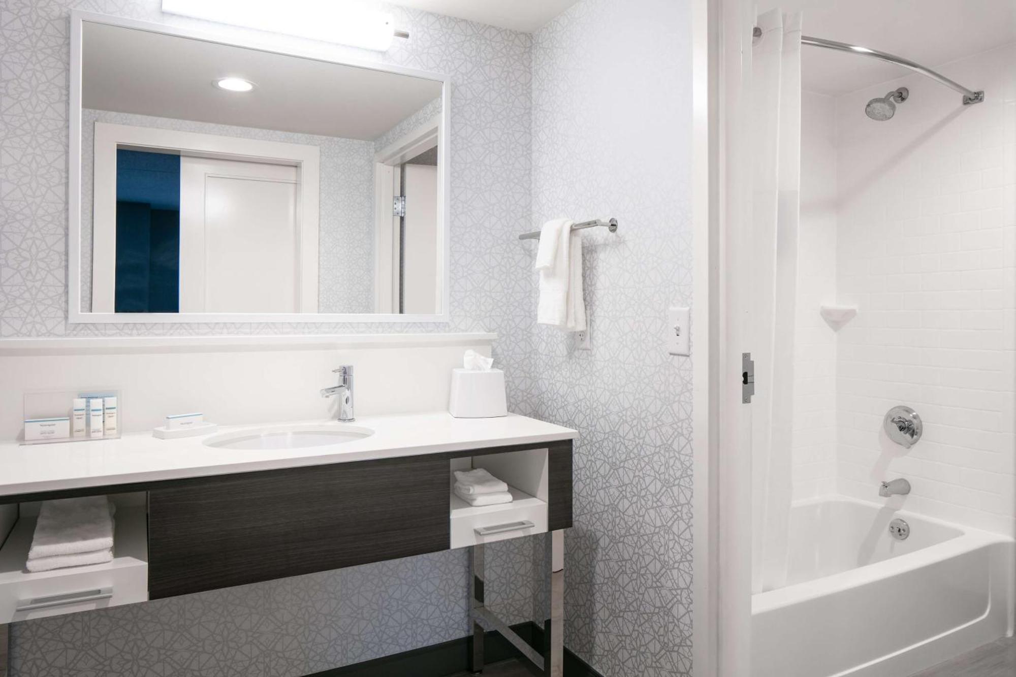 Hampton Inn דובוק מראה חיצוני תמונה