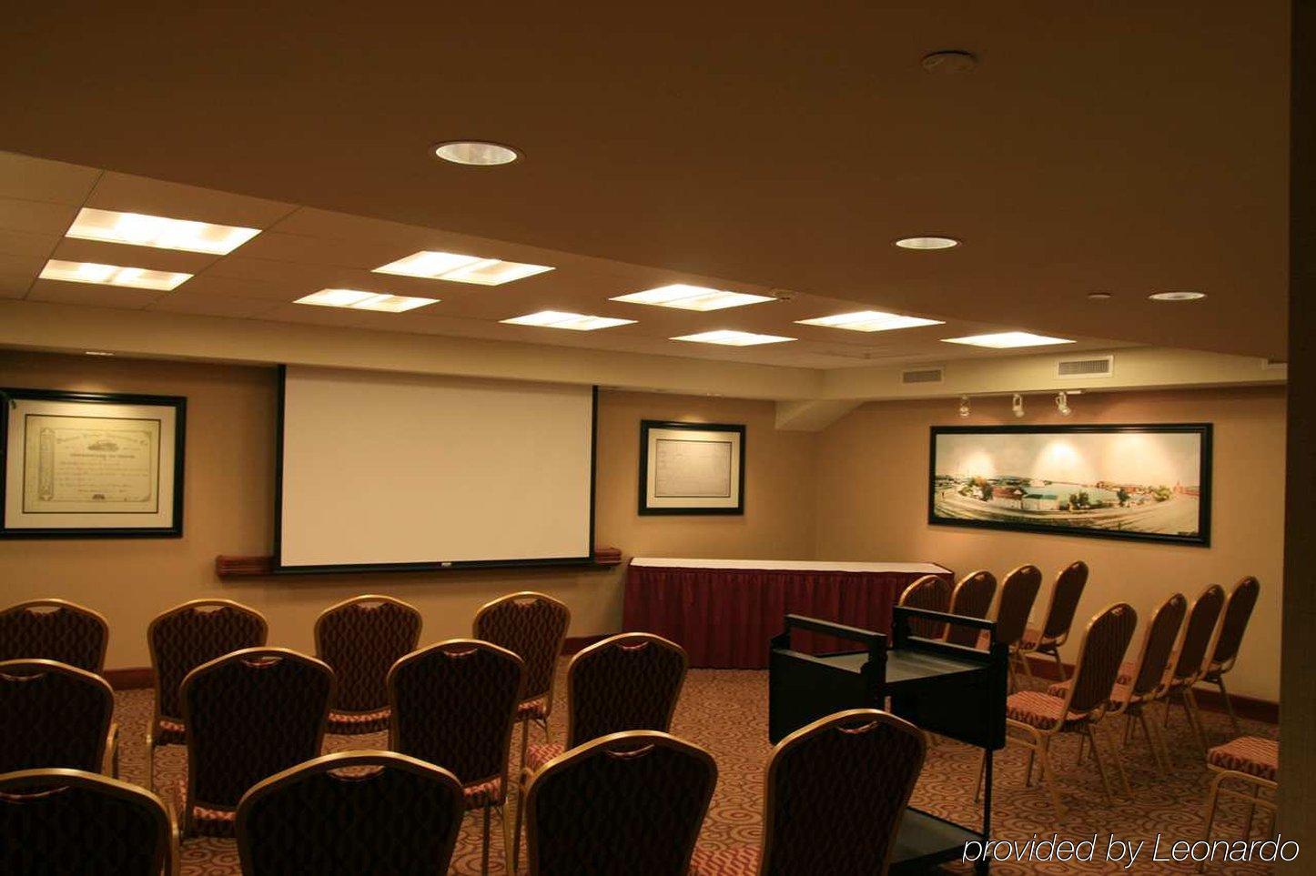 Hampton Inn דובוק עסק תמונה