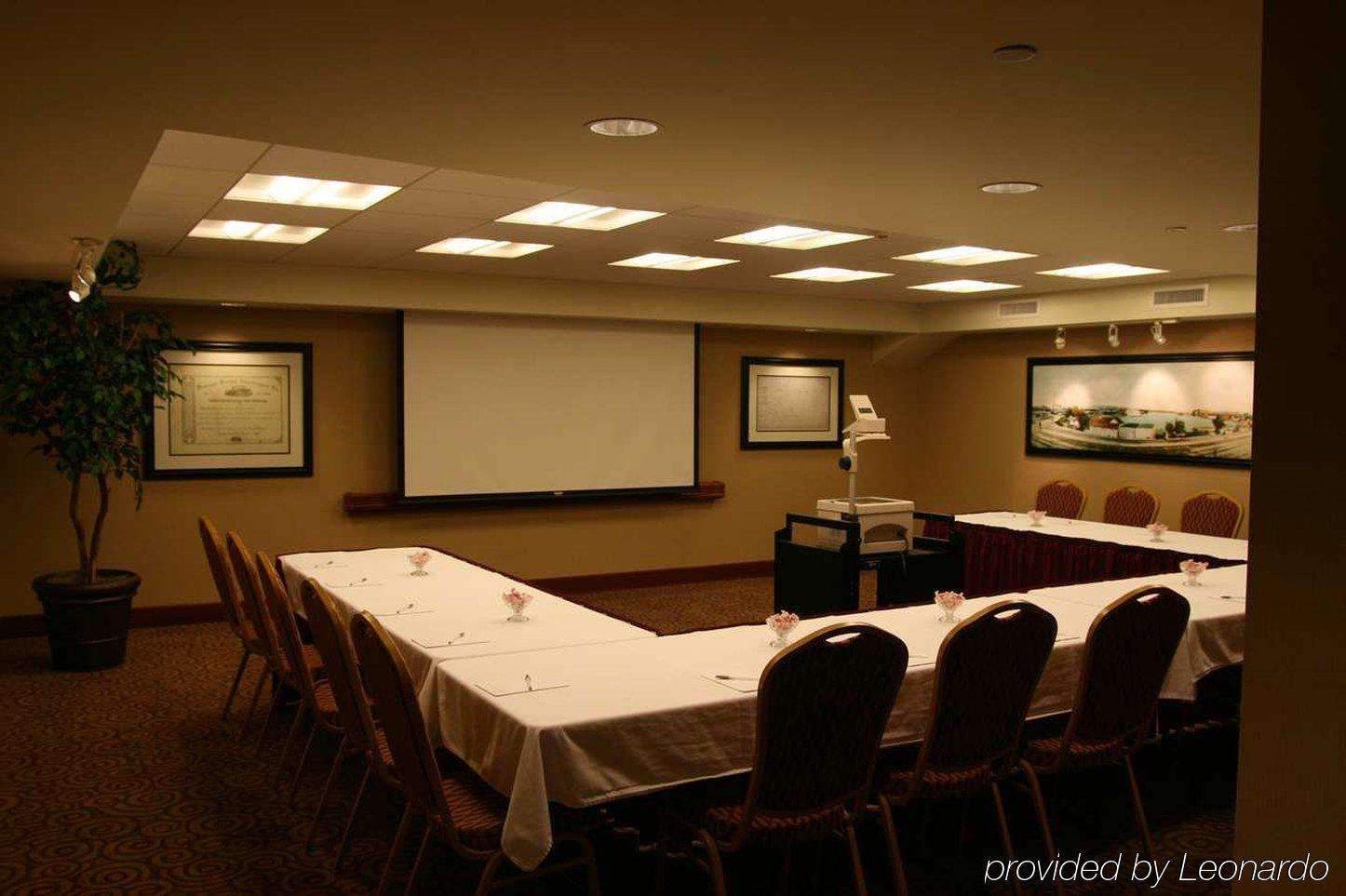 Hampton Inn דובוק עסק תמונה