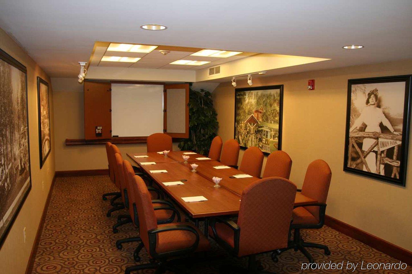 Hampton Inn דובוק עסק תמונה